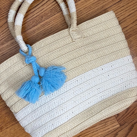 Altru Straw Tote Tan & White w/ Blue Tassle Market/Beach Pool Bag Ethical - Picture 2 of 2